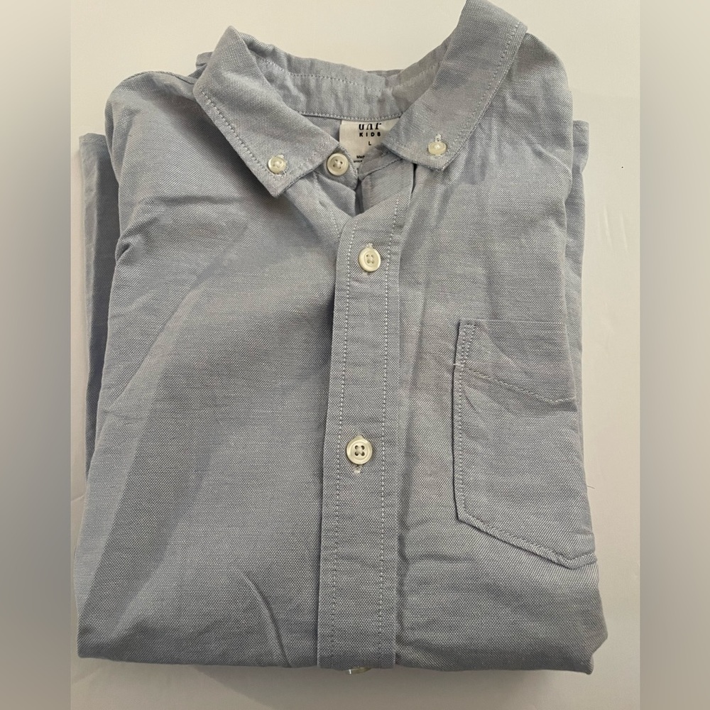 EUC GAP short sleeve button down shirt.
